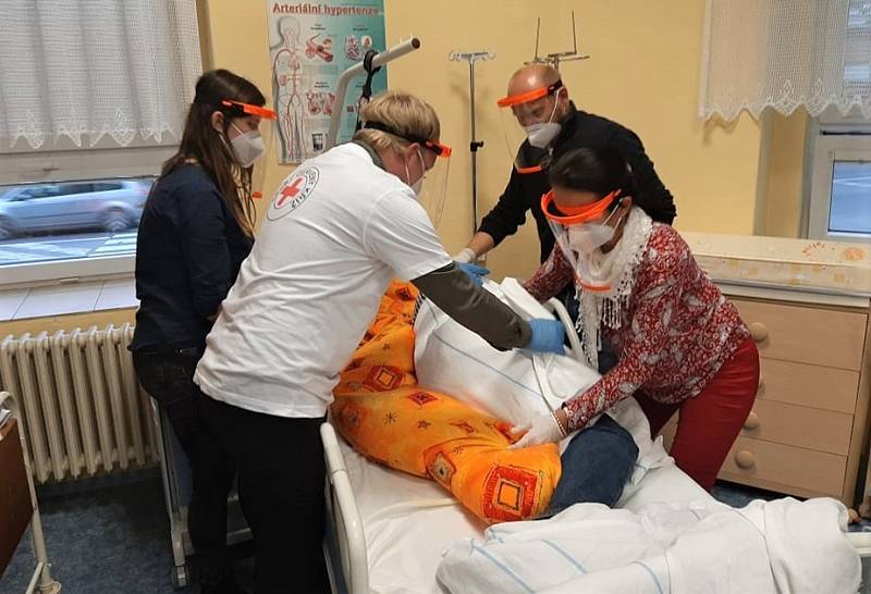 Český červený kříž pořádá v Chrudimi kurzy péče o nemocné