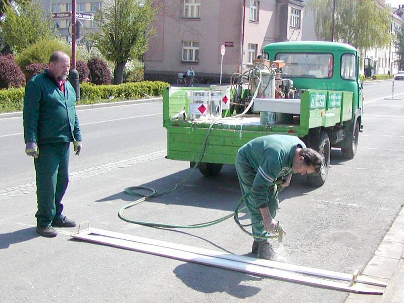 Práce šla četě Technických služeb díky vyprázdněnému parkovišti u nádraží lépe od ruky.