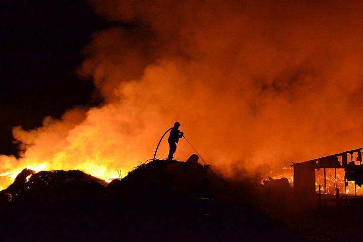 Hasiči z SDH Proseč byli na místě požáru skládky pneumatik v Boru u Skutče jako první.