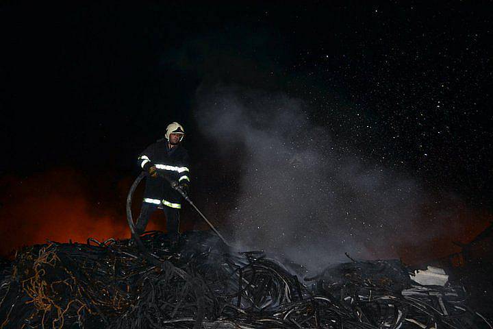 Hasiči z SDH Proseč byli na místě požáru skládky pneumatik v Boru u Skutče jako první.