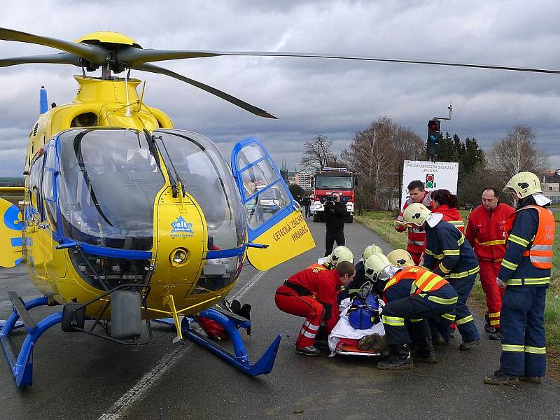 Jeden sedmnáctiletý chlapec musel být kvůli těžkým zraněním transportován do fakultní nbemocnice v Hradci Králové, zbytek posádky byl ošetřen v chrudimské nemocnici.