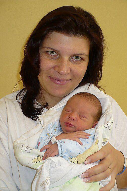 ALEŠ SÁZAVA bude doma v Hamrech se sestrami Káťou a Andrejkou a rodiči Erikou a Alešem Sázavovými, kterým se narodil 6. prosince v 10:55. Jeho míry byly 3,28 kg a 52 cm.