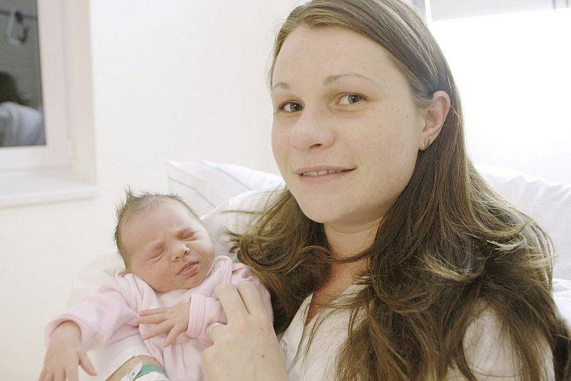 MAYA GOTTŠTEINOVÁ se narodila 7. prosince v 1:58 v Pardubicích. Měřila 50 centimetrů a vážila 3270 gramů. Maminku Moniku u porodu podporoval tatínek Michal. Doma v Chrudimi mají ještě pětiletého Matěje.