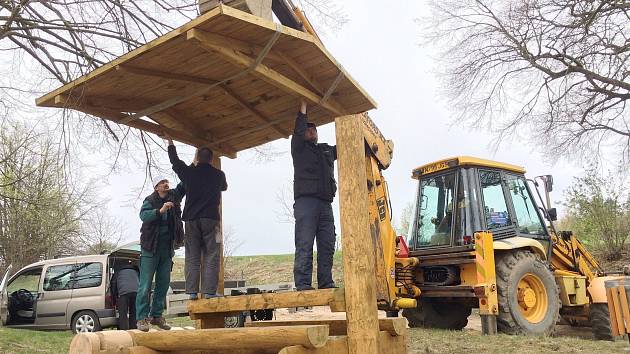 NA POHÁDKOVÉ TRASE už jsou instalována posezení.