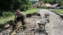 Vylitý a rozbouřený Podolský potok odnesl ve Vápenném Podolu celou silnici, vydlážděnou masivními žulovými kostkami. Místy proud během chvíle vyhloubil až metrové koryto. Vytopil rovněž dva domy.