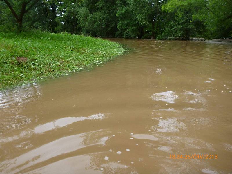 Záplavy na řece Doubravě 25. června 2013.