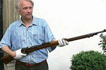 JAN TETŘEV třímá v rukou pušku Mauser M 98, kterou německá armáda používala v obou světových válkách. 