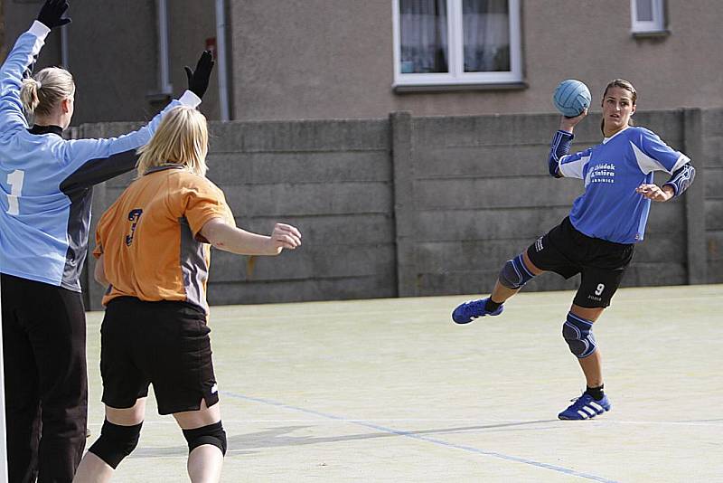 Hlinecké házenkářky mají za sebou dvanáct odehraných kol. Poslední utkání HK Hlinsko – Sokol Krčín 15:16.