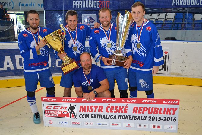 MISTŘI. Zleva: Filip Pecina, Petr Urban, Radek Mašík a Jan Gabriel. V podřepu Jiří Mašík.
