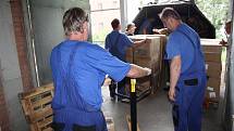 V pátek odpoledne dorazila zásilka do Hamzovy léčebny. Původně avizovaný milion roušek (viz jeden z dokumentů) byl snížen na 420 tisíc plus další materiál
