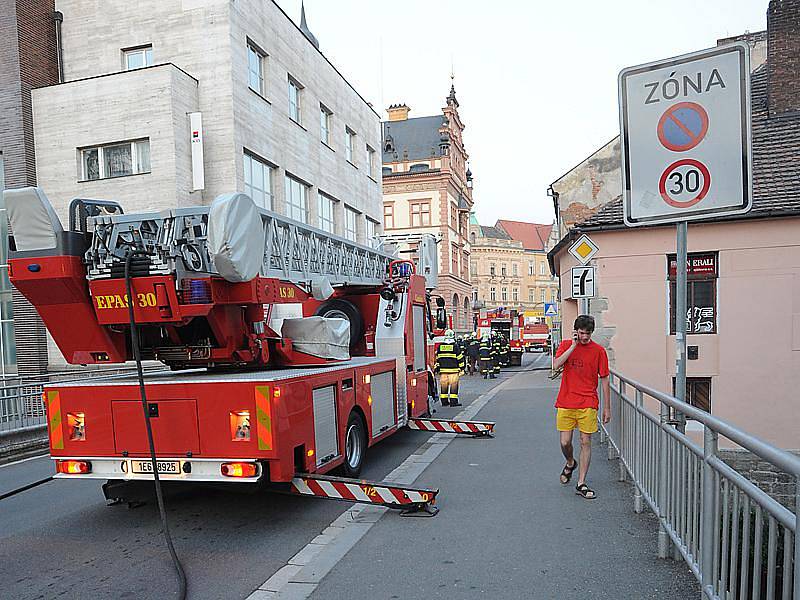 Hasiči zasahovali u požáru v dolní části chrudimské Široké ulice.