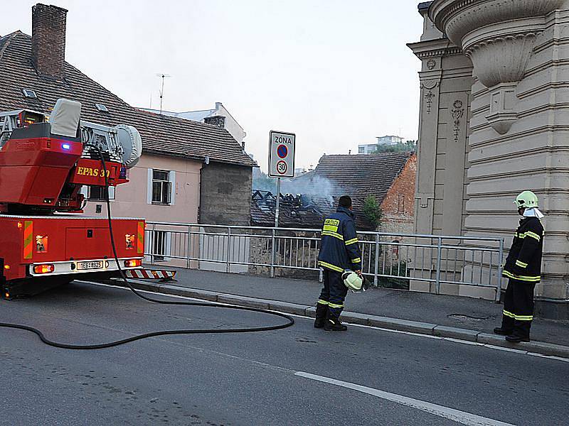 Hasiči zasahovali u požáru v dolní části chrudimské Široké ulice.