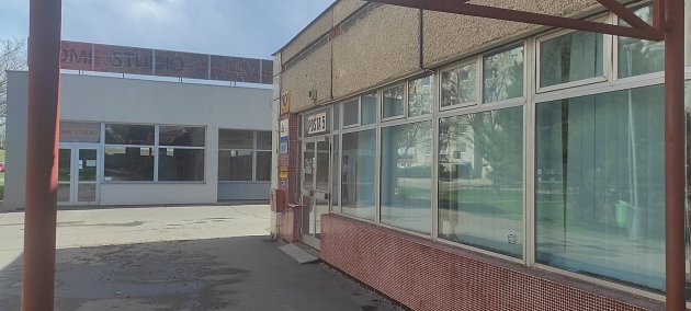 Pošta Na Šancích. Přímo v Chrudimi se nacházejí tři pobočky České pošty. Čtvrtá se nachází v místní části Medlešice.