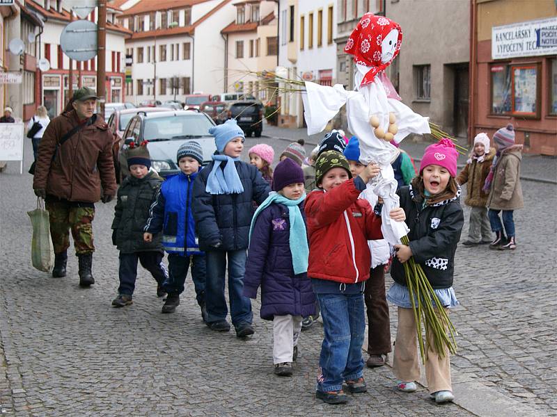 ZIMA JE PRYČ, ROZHODLY VČERA DĚTI A UČITELKY z Mateřské školy Svatopluka Čecha v Chrudimi. Vládkyně zimy, Morana,  skončila svou pouť v řece Chrudimce, a my se tudíž  můžeme těšit na jarní sluníčko. 