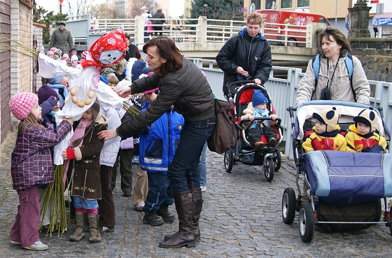 ZIMA JE PRYČ, ROZHODLY VČERA DĚTI A UČITELKY z Mateřské školy Svatopluka Čecha v Chrudimi. Vládkyně zimy, Morana,  skončila svou pouť v řece Chrudimce, a my se tudíž  můžeme těšit na jarní sluníčko. 