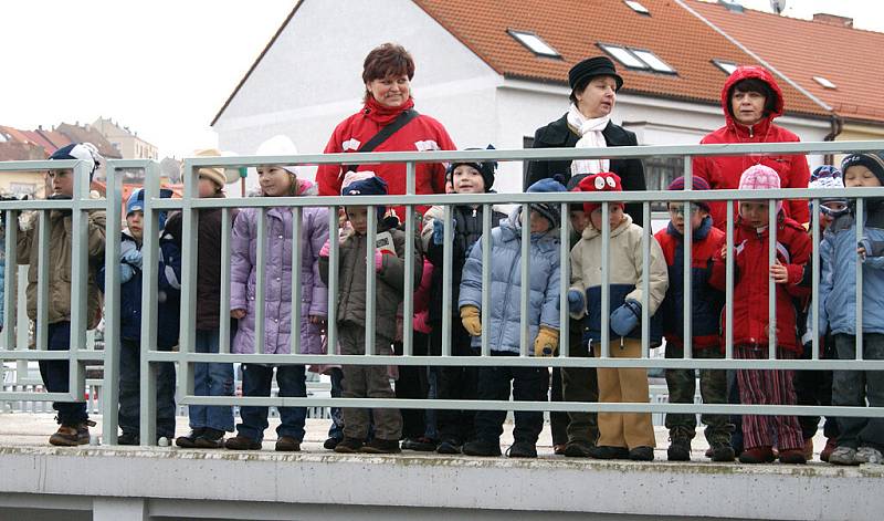 ZIMA JE PRYČ, ROZHODLY VČERA DĚTI A UČITELKY z Mateřské školy Svatopluka Čecha v Chrudimi. Vládkyně zimy, Morana,  skončila svou pouť v řece Chrudimce, a my se tudíž  můžeme těšit na jarní sluníčko. 