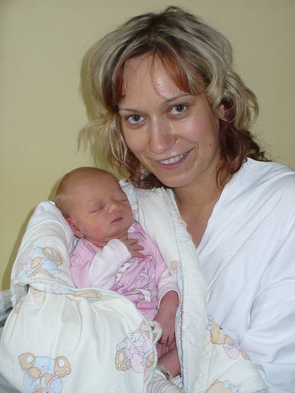 TEREZKA ŠETINOVÁ. Malá princezna se narodila Monice a Ondřejovi z Přelouče 14. září přesně o půl jedenácté dopoledne. Statečný tatínek při porodu 3 kg vážící a 48 cm měřící holčičky nemohl chybět.