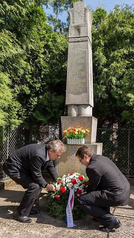 Oběti 2. Světové války uctil starosta města Josef Kozel a místostarosta Otakar Volejník při vzpomínkovém aktu v Heřmanově Městci a v Chotěnicích dne 8.května. 