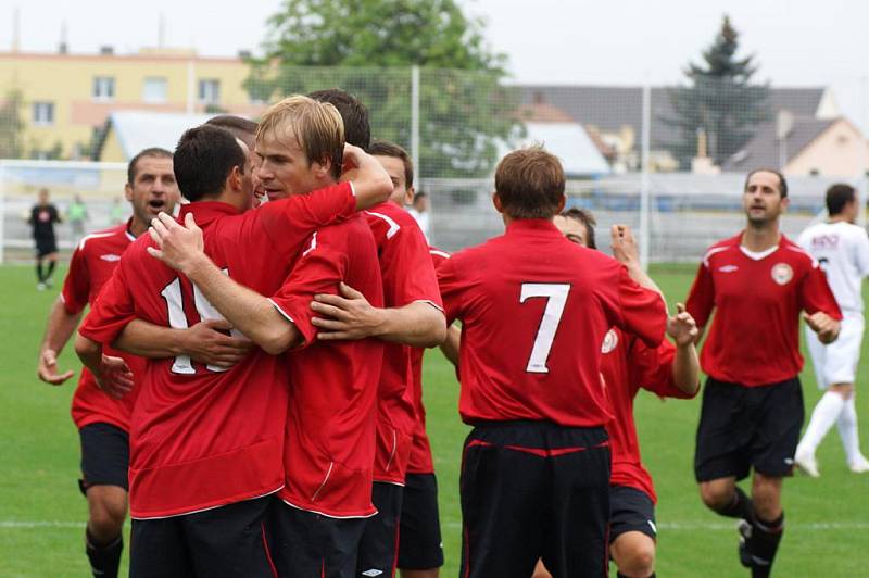Fotbalisté MFK Chrudim se radují z první výhry v sezoně 2012/2013.