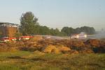 Devět hasičských jednotek likvidovalo požár seníku v Jenišovicích na Chrudimsku. Seník byl při příjezdu hasičů celý v plamenech.