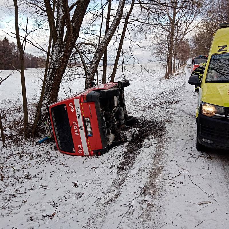 Ve čtvrtek odpoledne havarovali u Rané na Chrudimsku hasiči.