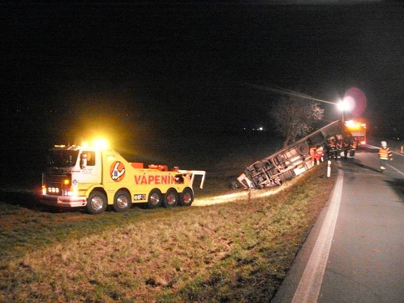 Řidič "zaparkoval" kamion v příkopu u obce Kočí. Za nehodou stál zřejmě alkohol.