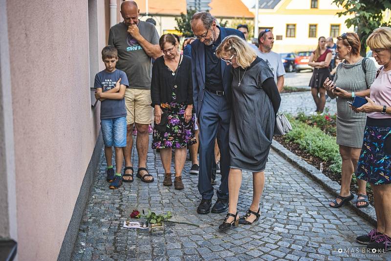 Kameny zmizelých jsou v Luži, rodišti Evy Liškové. Její rodina Polákových mezi nimi nechybí.