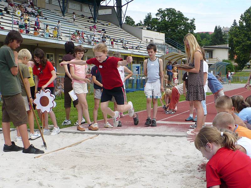 Při olympijském klání na Letním stadionu v Chrudimi, který pořádala Základní škola U Stadionu, se soutěžilo v lehké atletice.