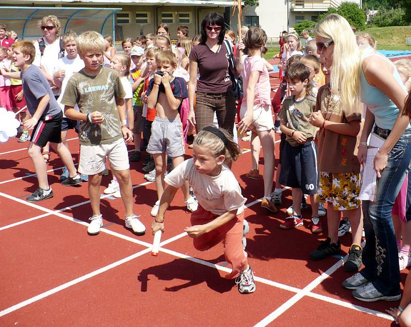 Při olympijském klání na Letním stadionu v Chrudimi, který pořádala Základní škola U Stadionu, se soutěžilo v lehké atletice.