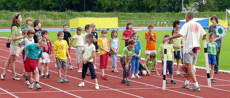 Při olympijském klání na Letním stadionu v Chrudimi, který pořádala Základní škola U Stadionu, se soutěžilo v lehké atletice.