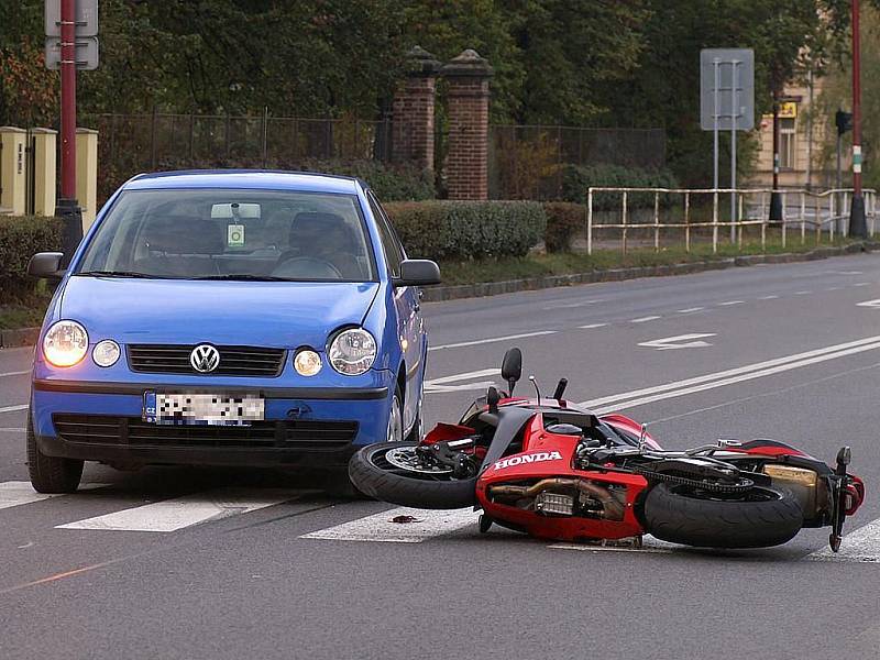 Motocyklista se na křižovatce v ulici Obce Ležáků v Chrudimi srazil s Wolksvagenem.