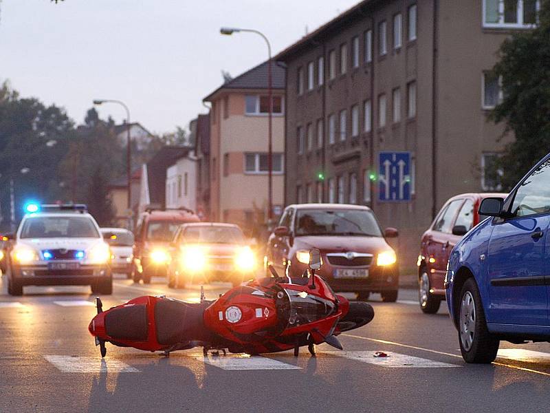 Motocyklista se na křižovatce v ulici Obce Ležáků v Chrudimi srazil s Wolksvagenem.