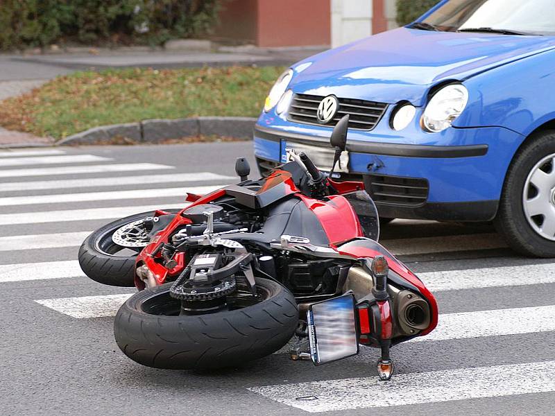 Motocyklista se na křižovatce v ulici Obce Ležáků v Chrudimi srazil s Wolksvagenem.