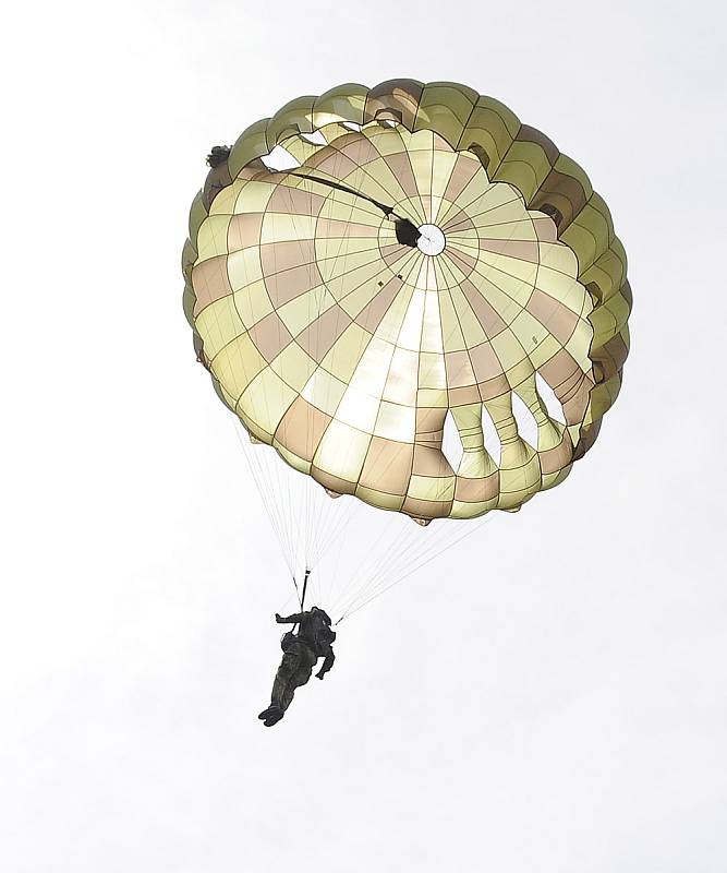 Soutěž armádních výsadkářů Airborne triathlon na letišti v Chrudimi.