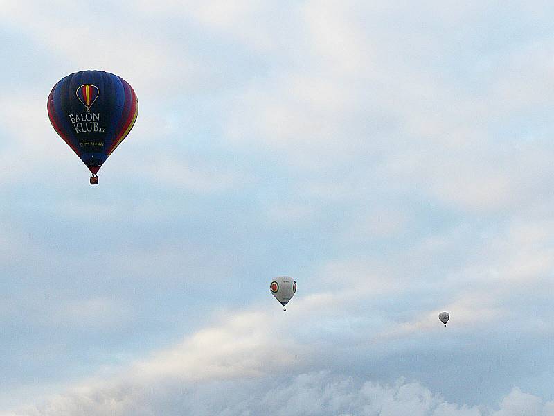 Nad Chrudimí o víkendu létaly horkovzdušné balony.