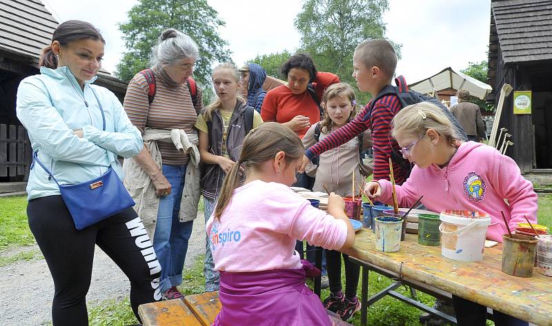 Prohlížení, obdivování a nakupování tradičních řemeslných výrobků nebo sledování pečlivě připraveného kulturního programu. Tak vypadal také letošní ročník oblíbeného Veselokopeckého jarmarku.