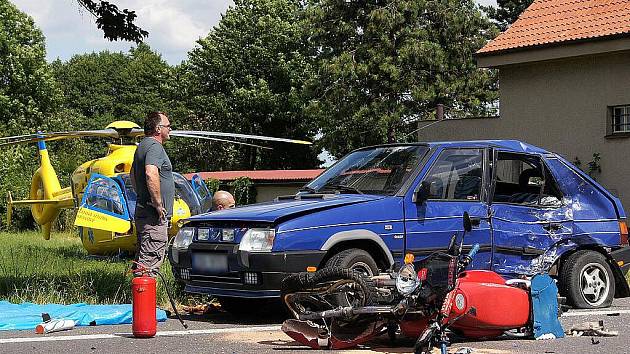 Mezi Chrudimí a Slatiňany došlo k tragické dopravní nehodě. Motorkář zemřel