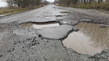 Některé silnice na Hradecku jsou po mrazivém týdnu bohatém na sníh pln děr. Jedny z největších, ve kterých může automobil zapadnout do půli kola, na řidiče číhají na silnici spojující Svinary v Hradci Králové se Slatinou. Silničáři už stačili poškozenou s