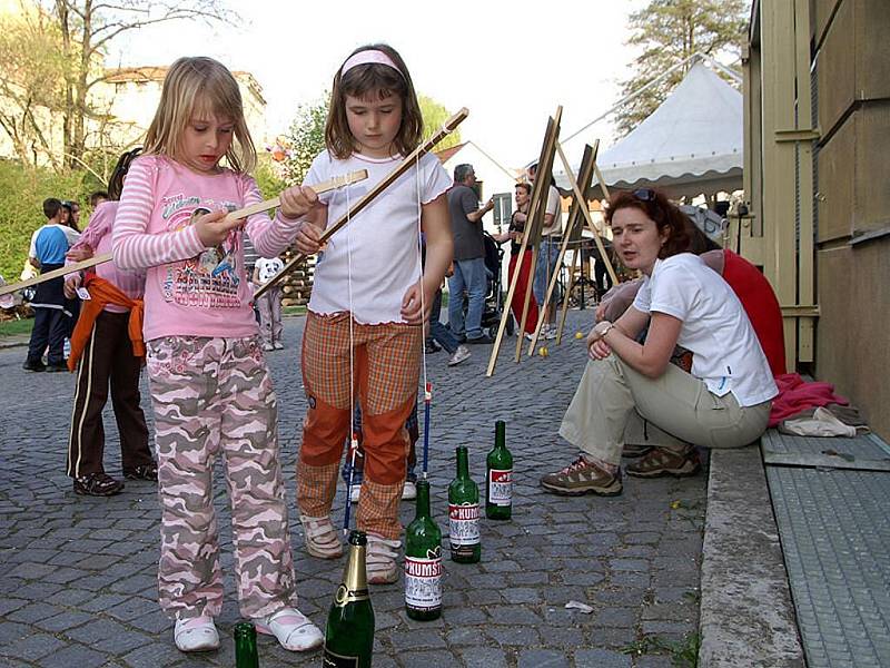 Tradiční pálení čarodějnic na Koniášově plácku v Chrudimi.