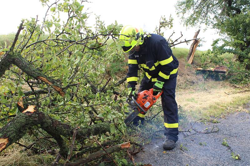 Rosice a Synčany. Polámané stromy, zničené střechy. "Uzavřena je aktuálně cesta Rosice Synčany kolem hřiště, Synčany - rybník a cyklostezka Rosice - Chrast. Prosím, dávejte pozor, nechoďte " na o hlídku" vesnice. Všude hrozí pády stromů a větví, střešní k