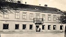 Hotel Panýrek na současném Masarykově náměstí fungoval v letech 1929 až 1950.Pamětníci si tu ale spíše vybaví Závodní klub ROH EVA - punčochárny nebo okresní vojenskou správu. Dnes zde můžeme navštívit např. kavárnu nebo optiku.