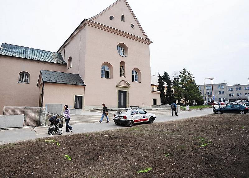 NAVRŽENÝ objekt poutače není tuctový. Zkratkové slovo „MUBASO“ by ale měl podle místostarosty Málka i v případě zobrazené realizace nahradit plný název 'Muzeum barokních soch'. 