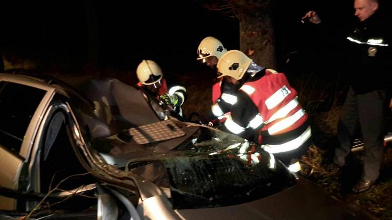 Chrudimští hasiči vyjížděli ve středu 16. prosince v 5.38 hodin k nehodě na silnici z Chrudimi směrem na Ostřešany, kde automobil narazil do stromu. 