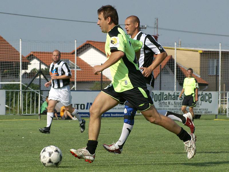 Fotbalová exhibice dvou chrudimských "provoligistů" - futsalového Era-Packu a hokejového HC Chrudim.