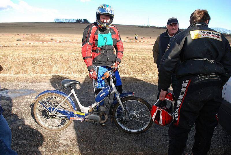 Příznivci malých motocyků si dali sraz na tradičních závodech Fichtl Cup 2011v Prachovicích.