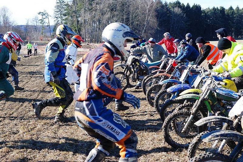 Příznivci malých motocyků si dali sraz na tradičních závodech Fichtl Cup 2011v Prachovicích.