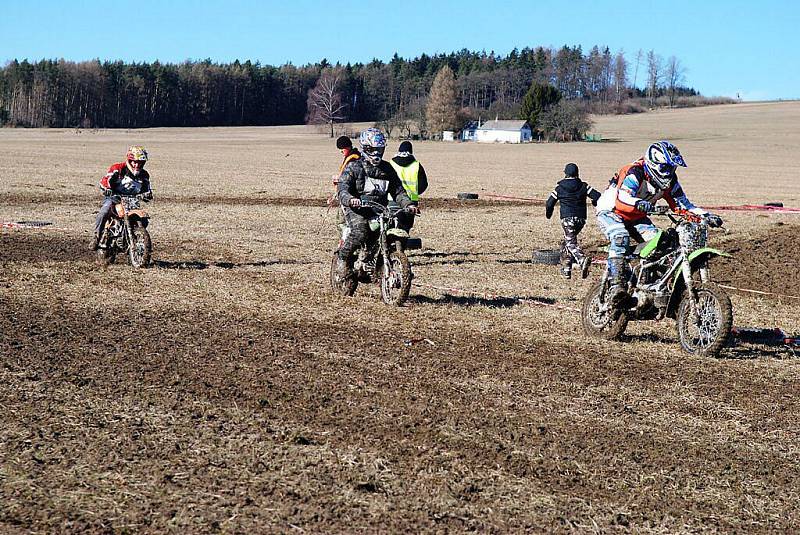 Příznivci malých motocyků si dali sraz na tradičních závodech Fichtl Cup 2011v Prachovicích.