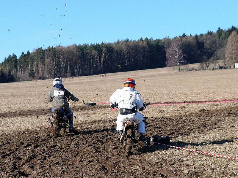 Příznivci malých motocyků si dali sraz na tradičních závodech Fichtl Cup 2011v Prachovicích.