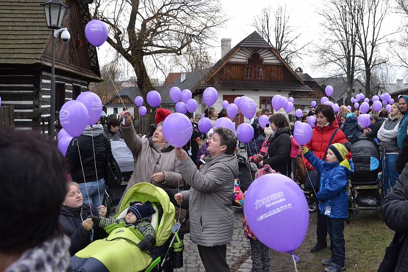 Děti vypuštěly v hlineckém Betlémě balónky s přáním pro Ježíška.