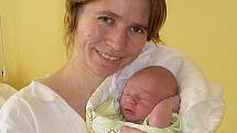 JAN JAROSLAV BENEŠ je prvorozeným synem Kateřiny a Petra Benešových. Spokojené dětství stráví 2,9 kilogramu vážící a 51 centimetrů měřící hošík doma v Třemošnici. Tatínek maminku podpořil při porodu.